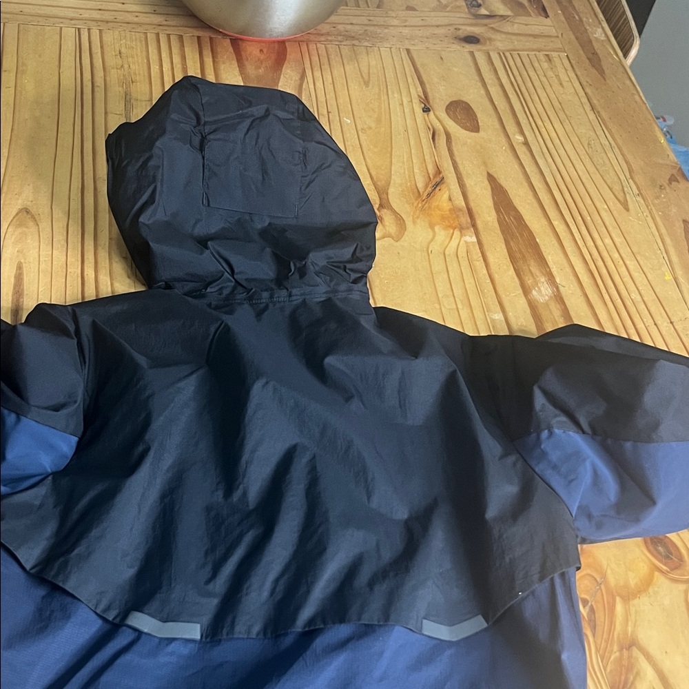 On Running Two-Tone Navy and Black Lightweight Running Jacket - Picture 11 of 16